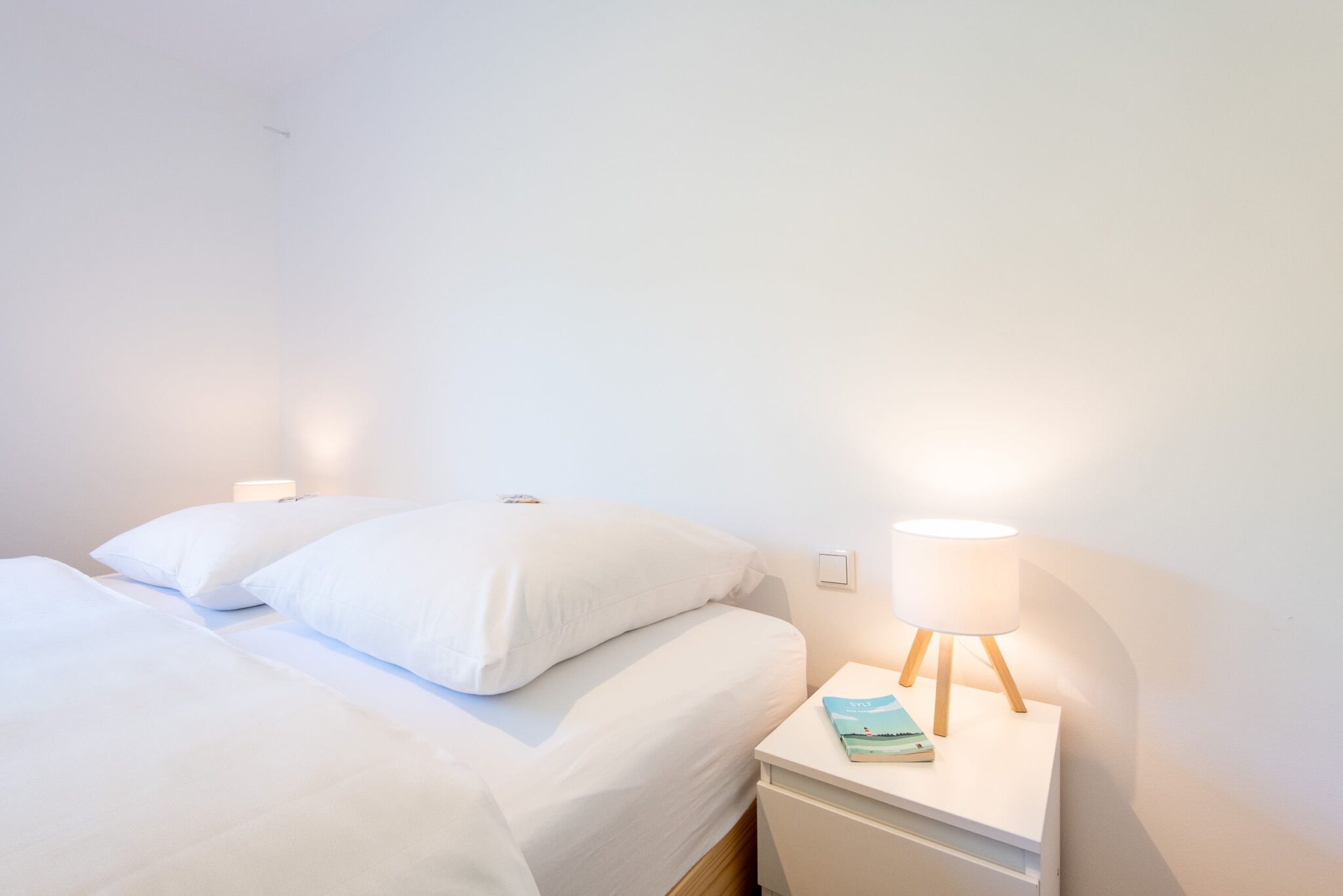 Doppelbett in einem Ferienhaus auf Sylt