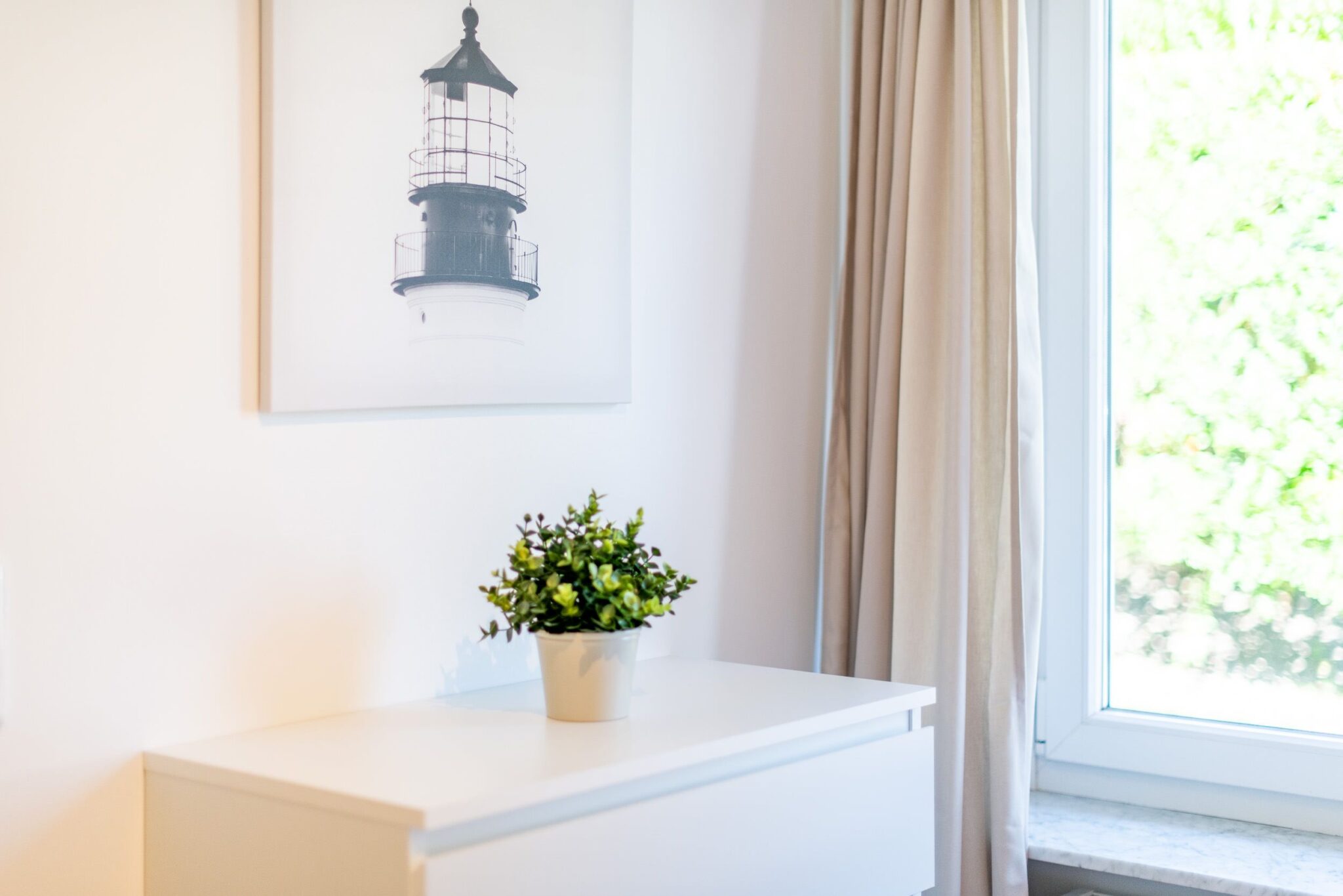 Pflanze auf einer Kommode in einem Ferienhaus auf Sylt