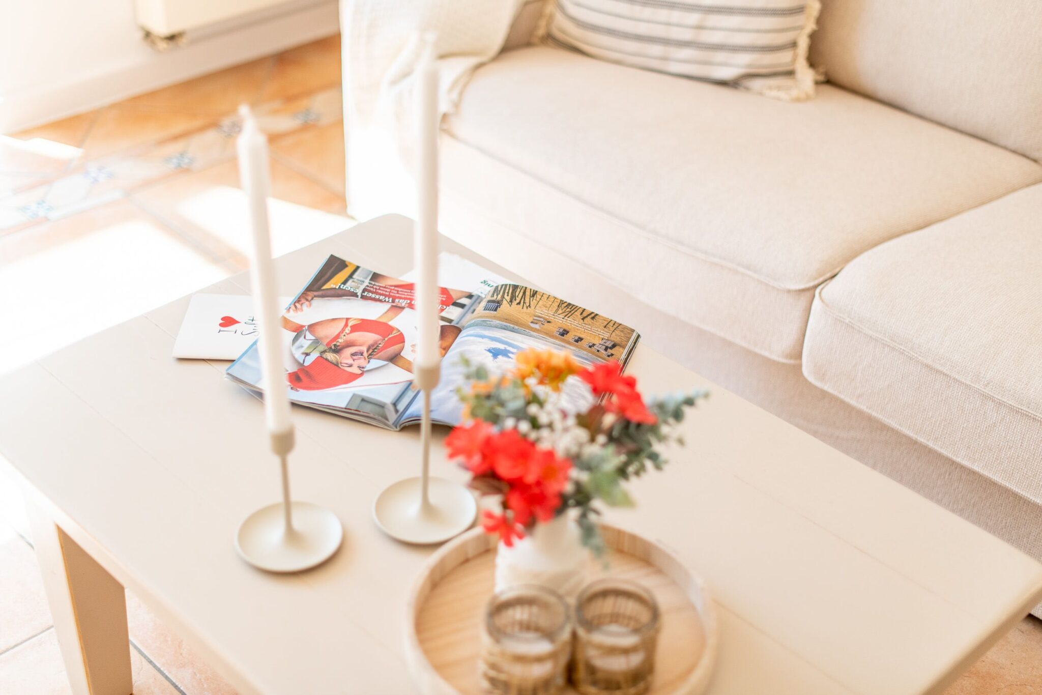 Sofatisch mit Deko in einer Ferienwohnung auf Sylt