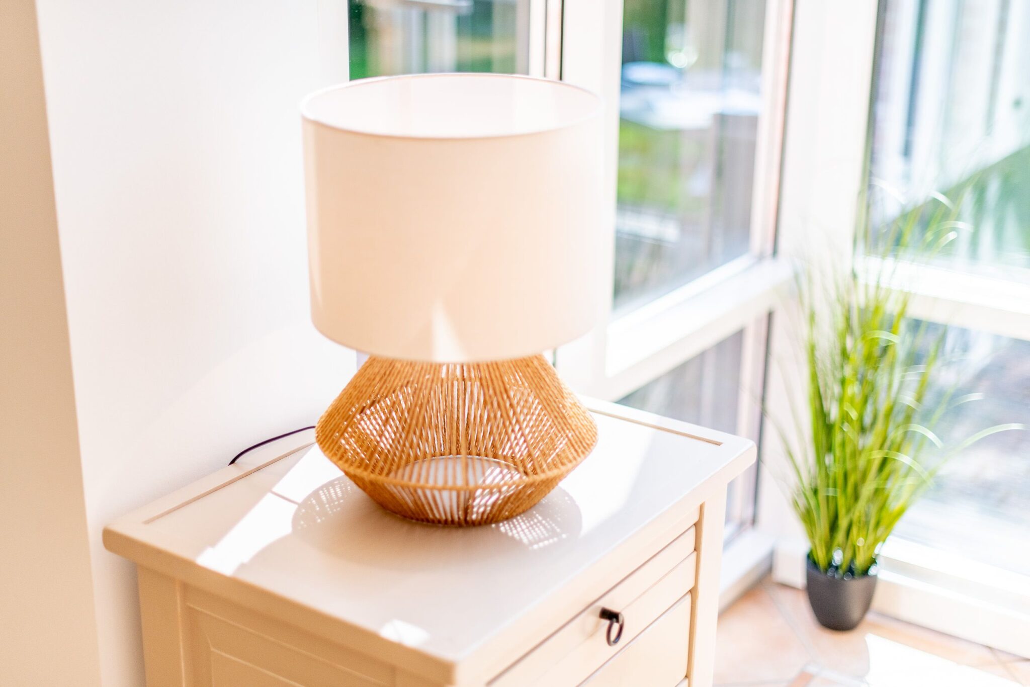 Lampe auf einem kleinen Schrank in einem Ferienhaus auf Sylt