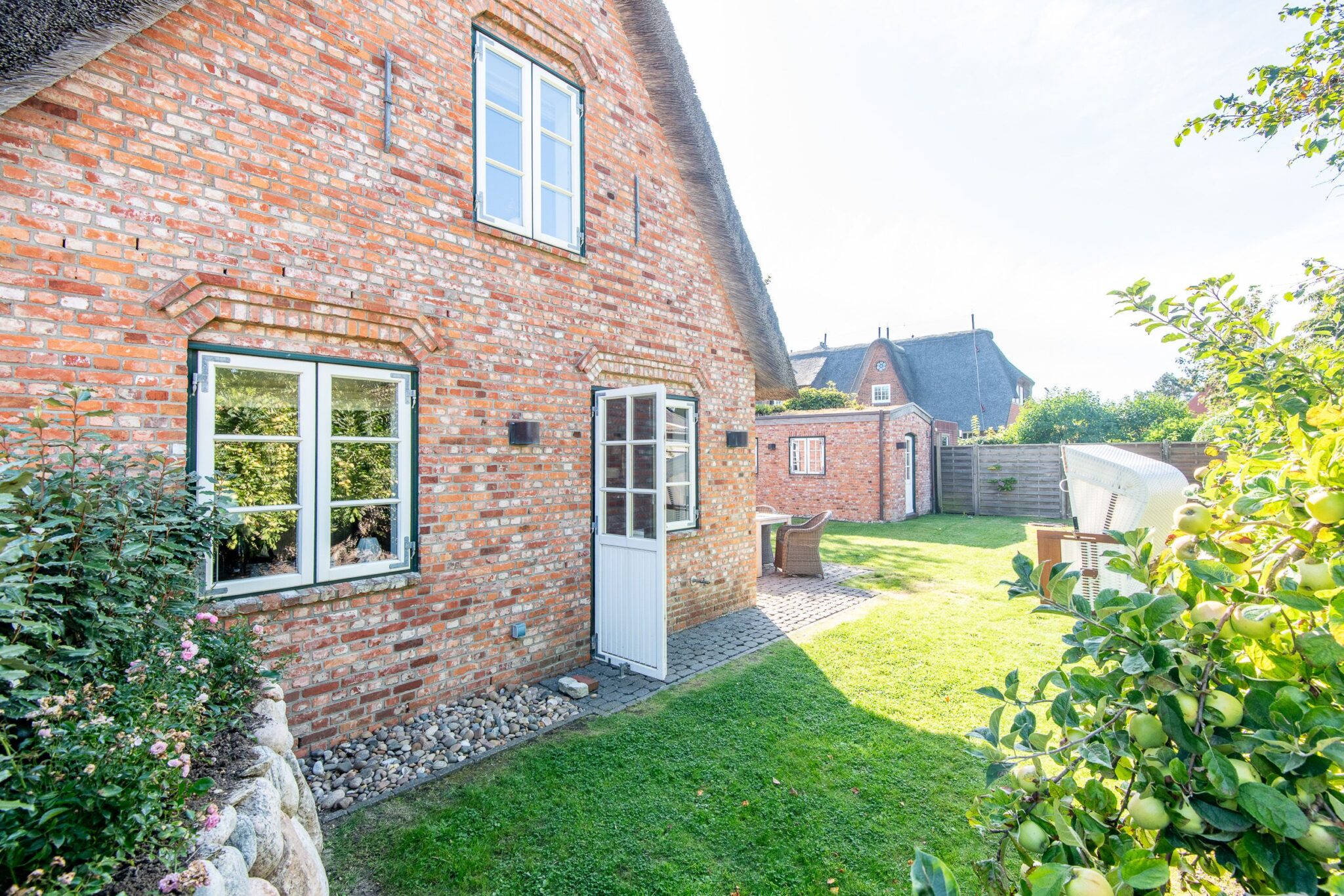 Garten und Strandkorb in Ferienhaus auf Sylt