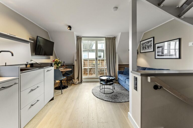 Wohnzimmer und Küche einer Ferienwohnung auf Sylt