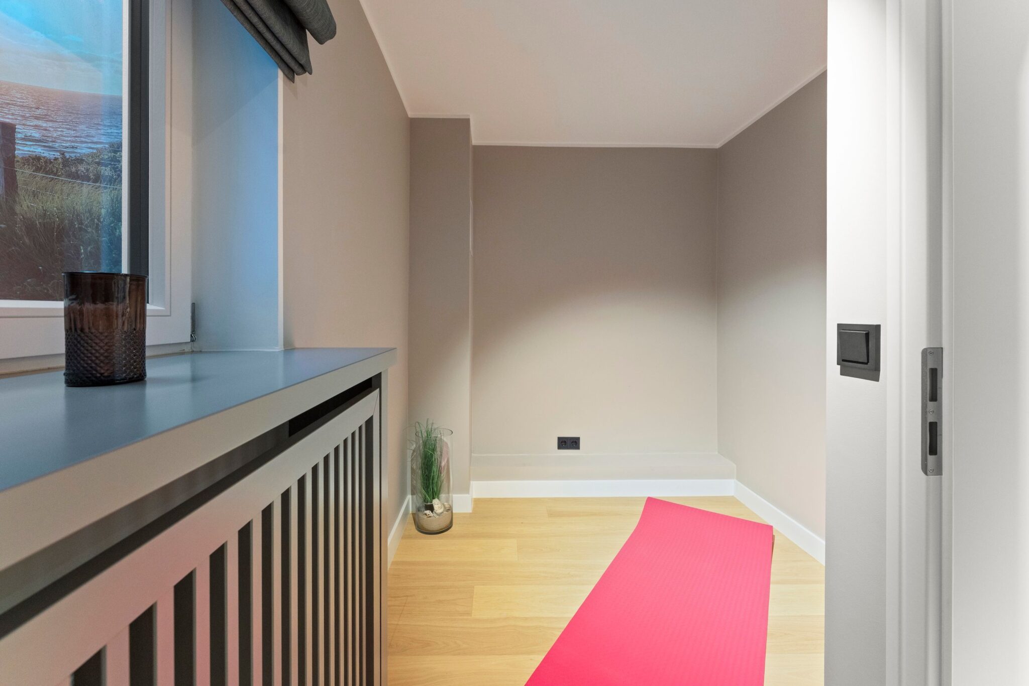 Leeres Zimmer einer Ferienwohnung auf Sylt