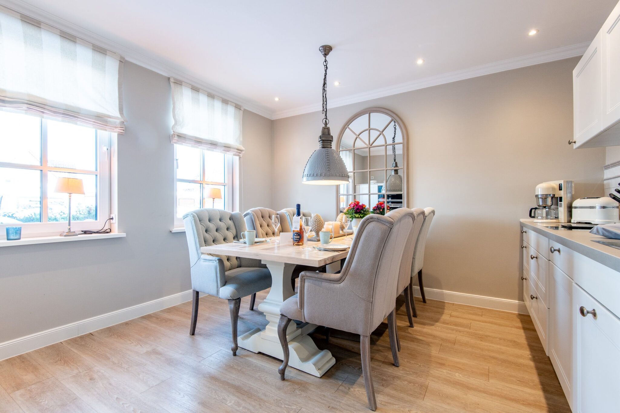 Küche mit Esstisch in Ferienhaus auf Sylt