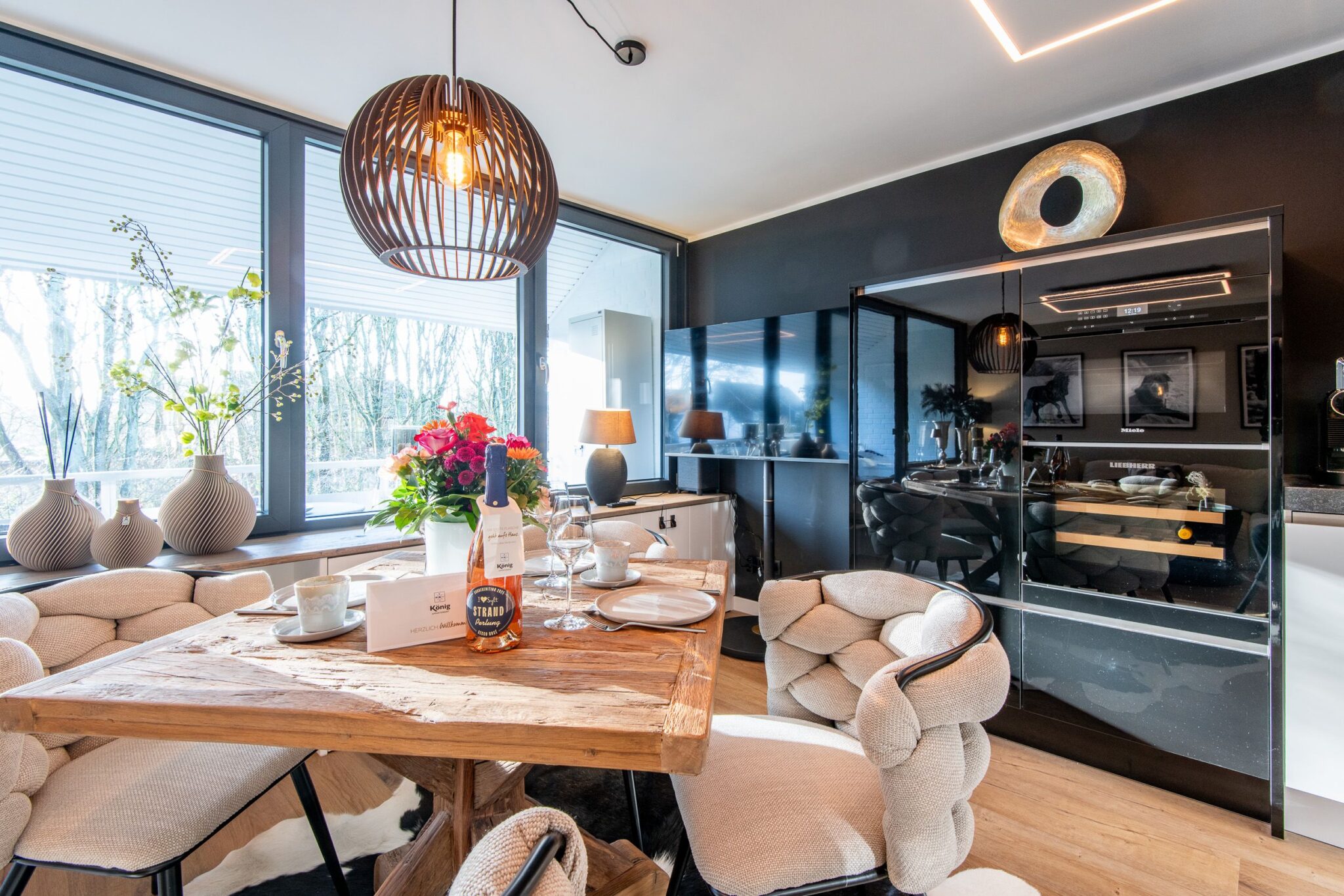 Gedeckter Tisch in Ferienwohnung auf Sylt