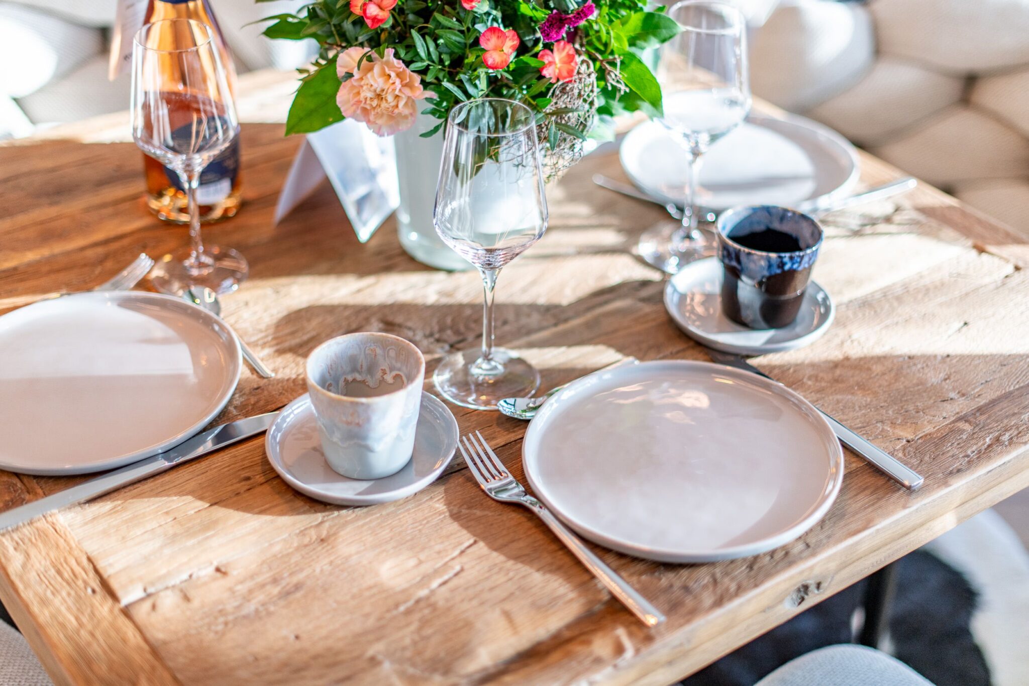 Gedeckter Tisch in Ferienwohnung auf Sylt