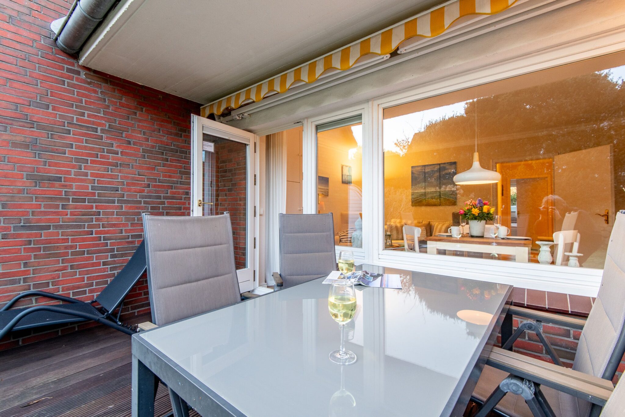 Glas Wein in Ferienwohnung auf Sylt