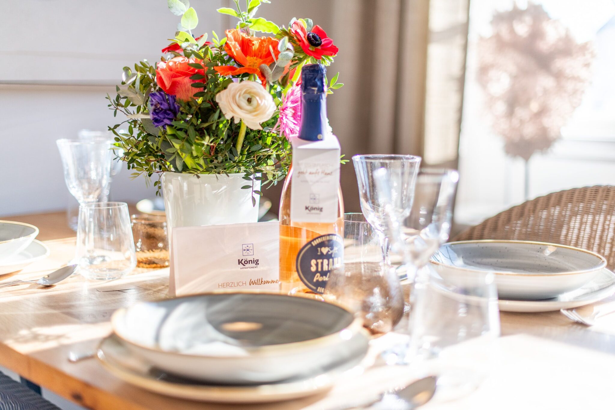 Gedeckter Tisch in Ferienwohnung auf Sylt