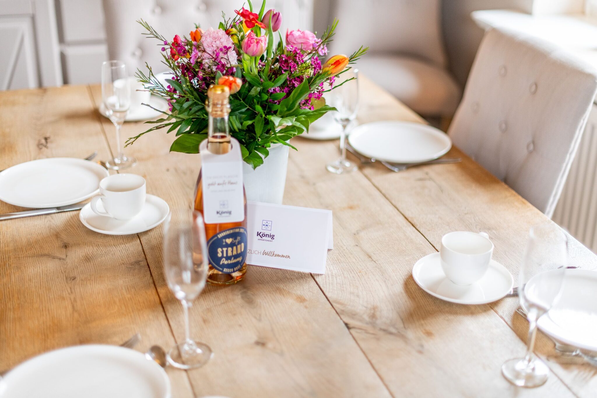 Gedeckter Tisch in Ferienhaus auf Sylt