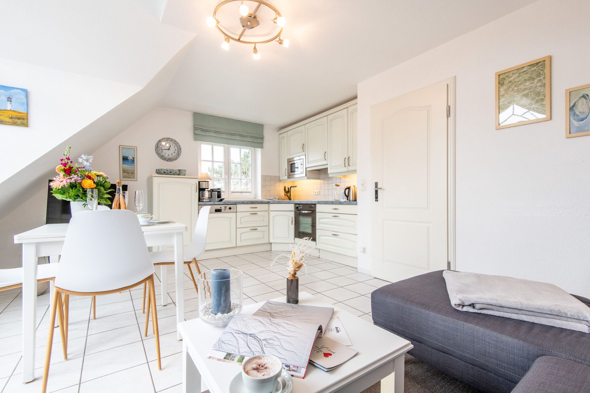Wohnzimmer mit offener Küche in Ferienwohnung auf Sylt
