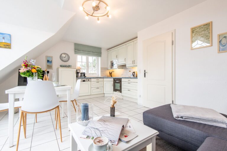 Wohnzimmer mit offener Küche in Ferienwohnung auf Sylt