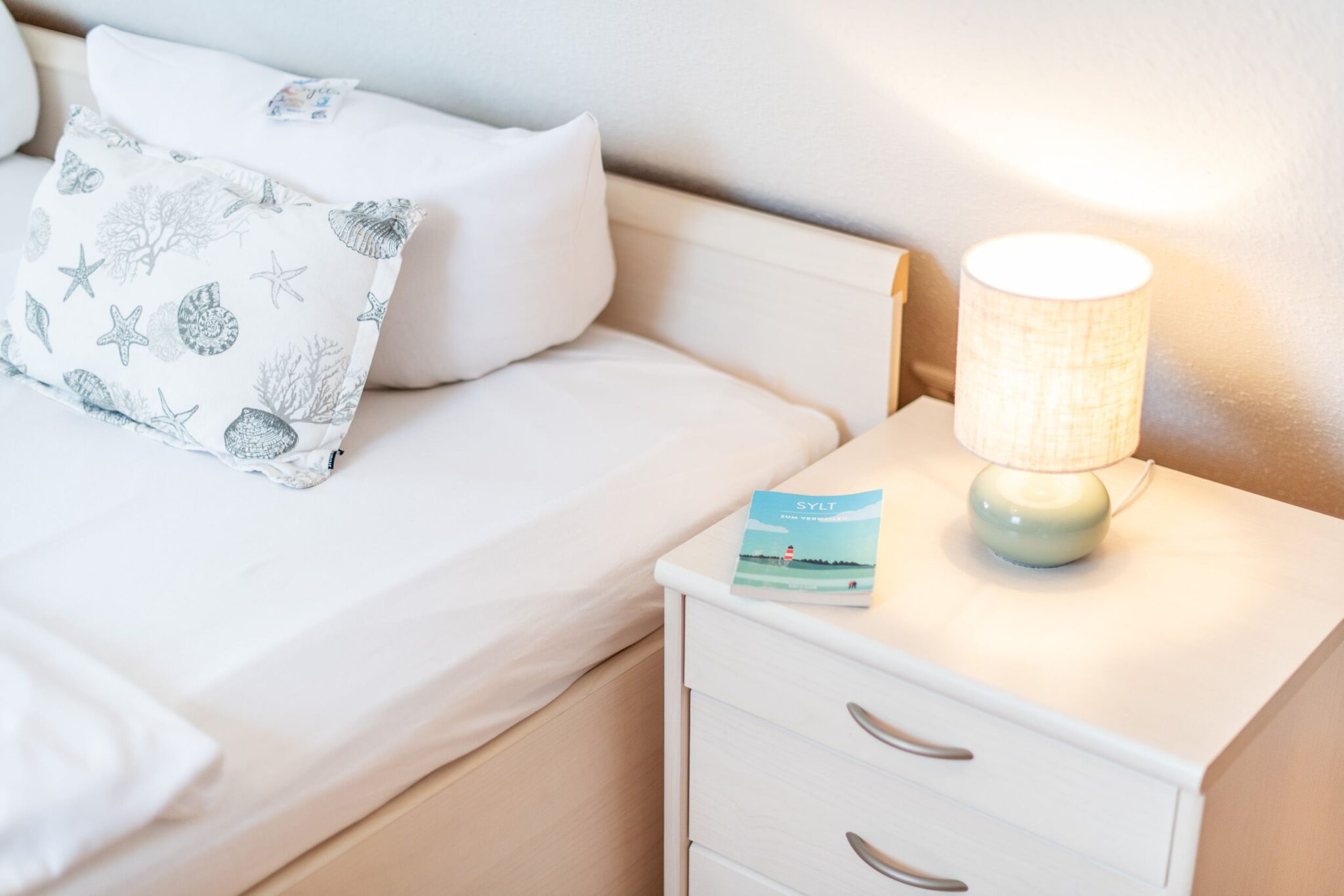 Nachtschrank in Ferienwohnung auf Sylt