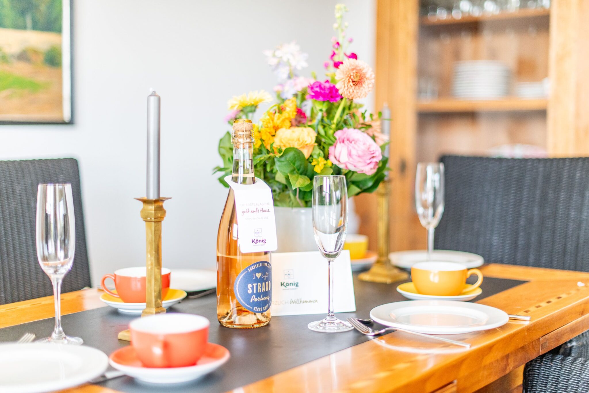 Gedeckter Tisch in Ferienwohnung auf Sylt