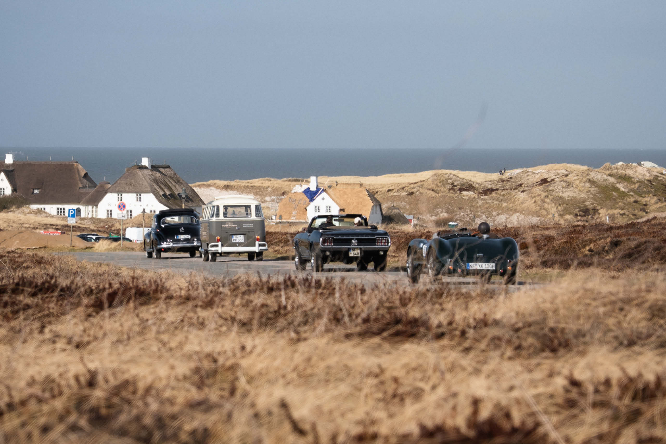 oldtimer in der dünenlandschaft
