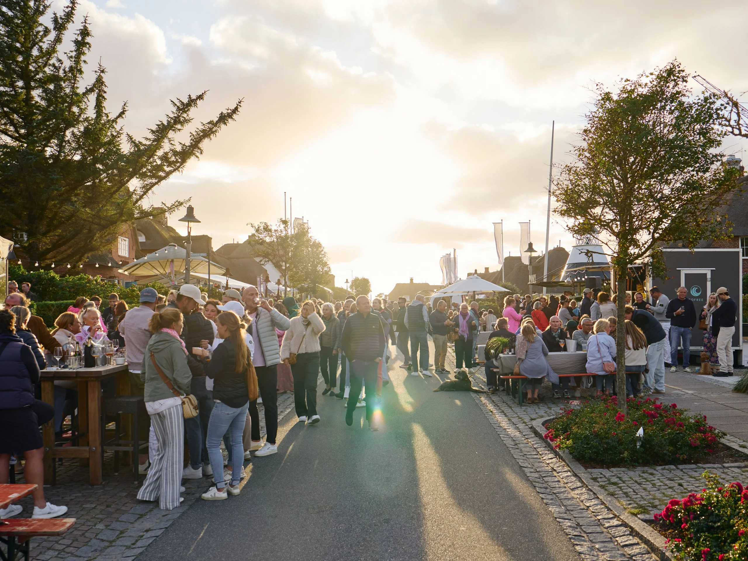 Feststrasse mit Menschen und Ständen