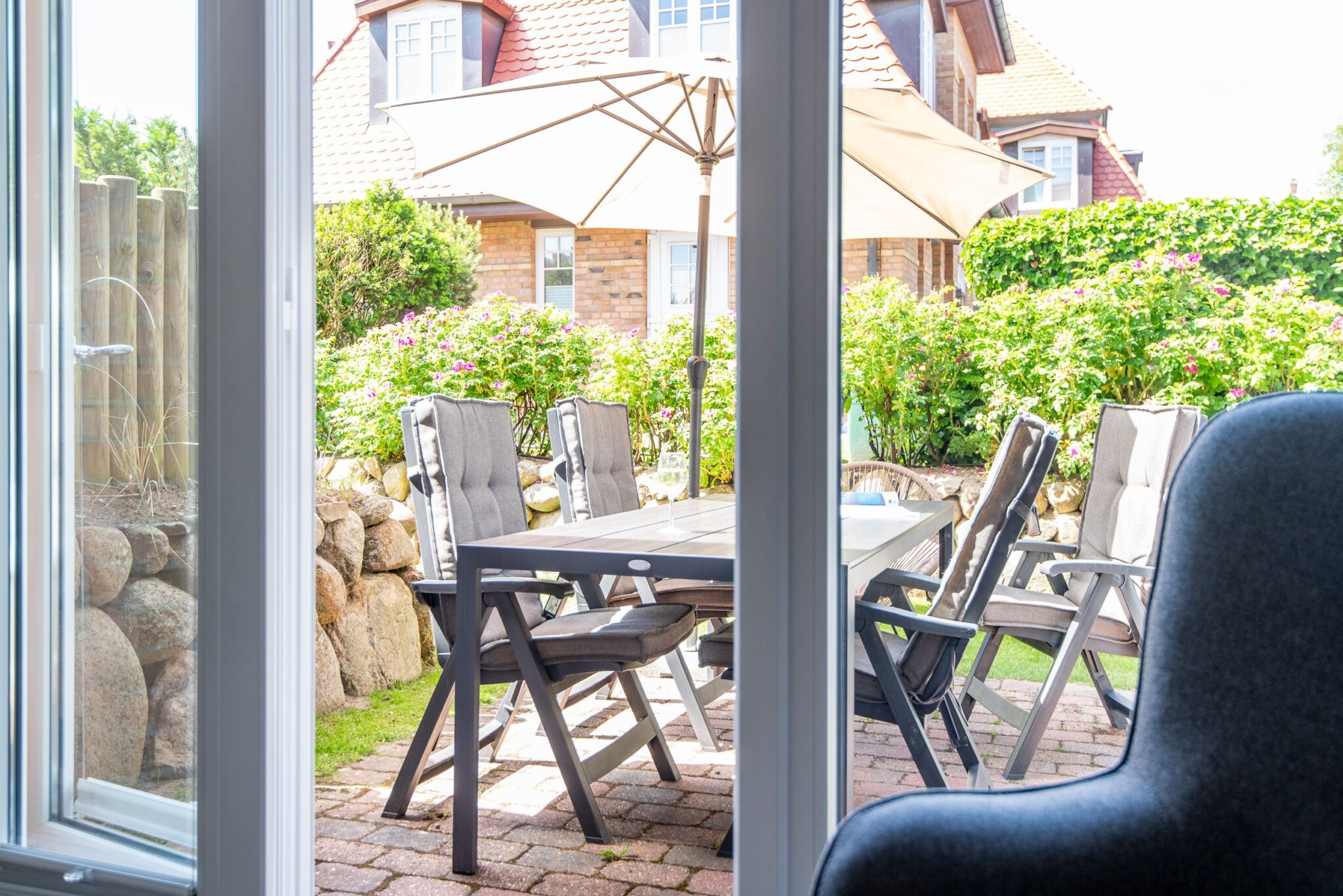 Blick in den Garten zu Ferienhaus auf Sylt
