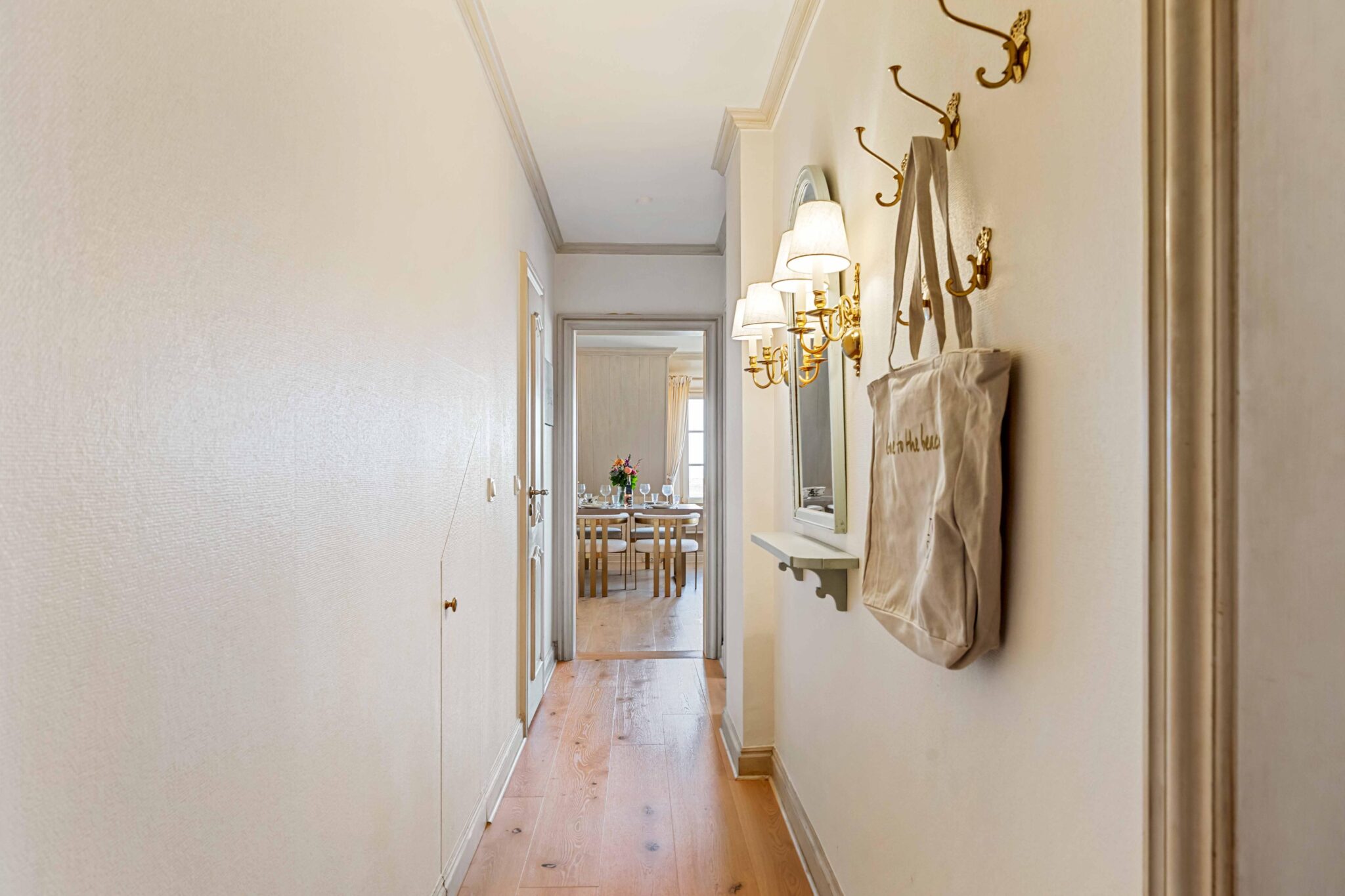 Blick vom Flur ins Wohnzimmer