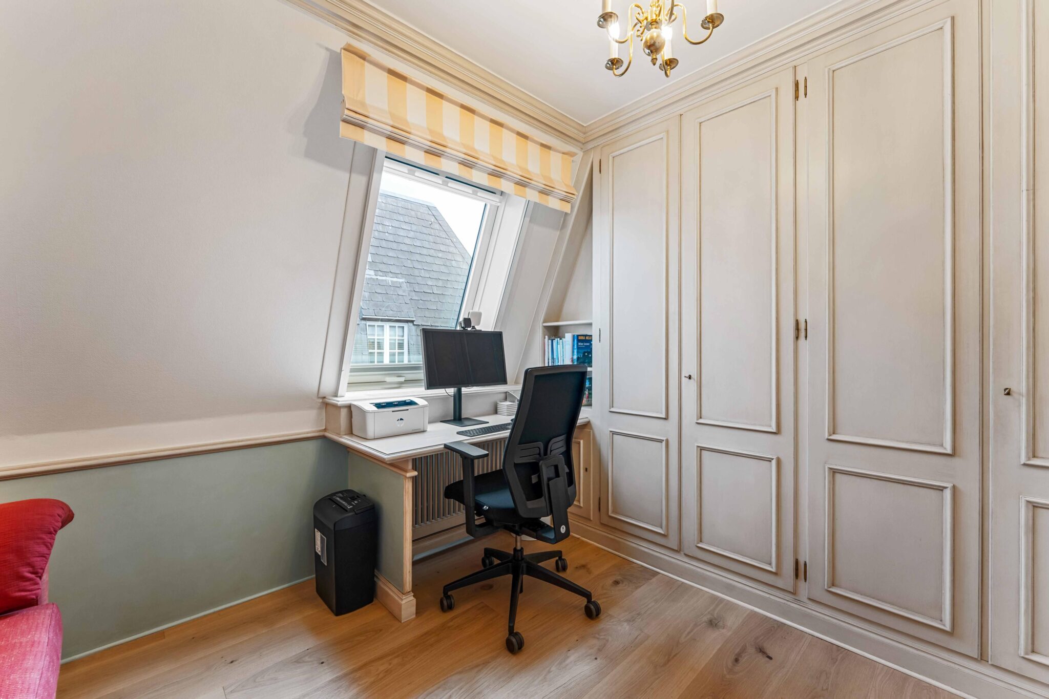Büro mit Schreibtisch