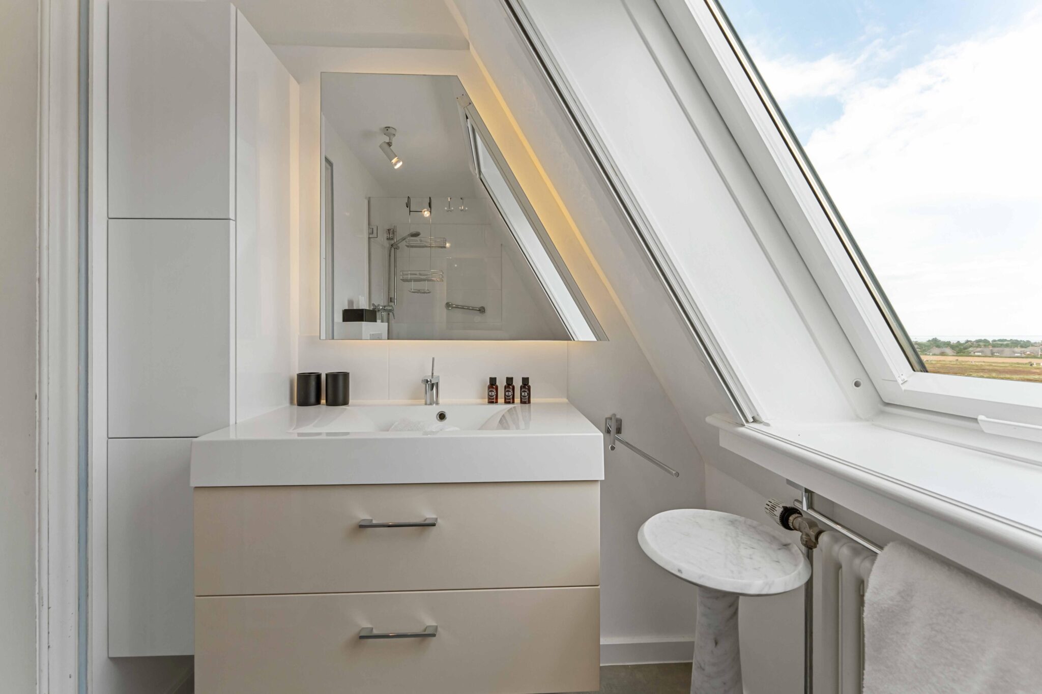 Badezimmer Waschtisch mit Spiegel