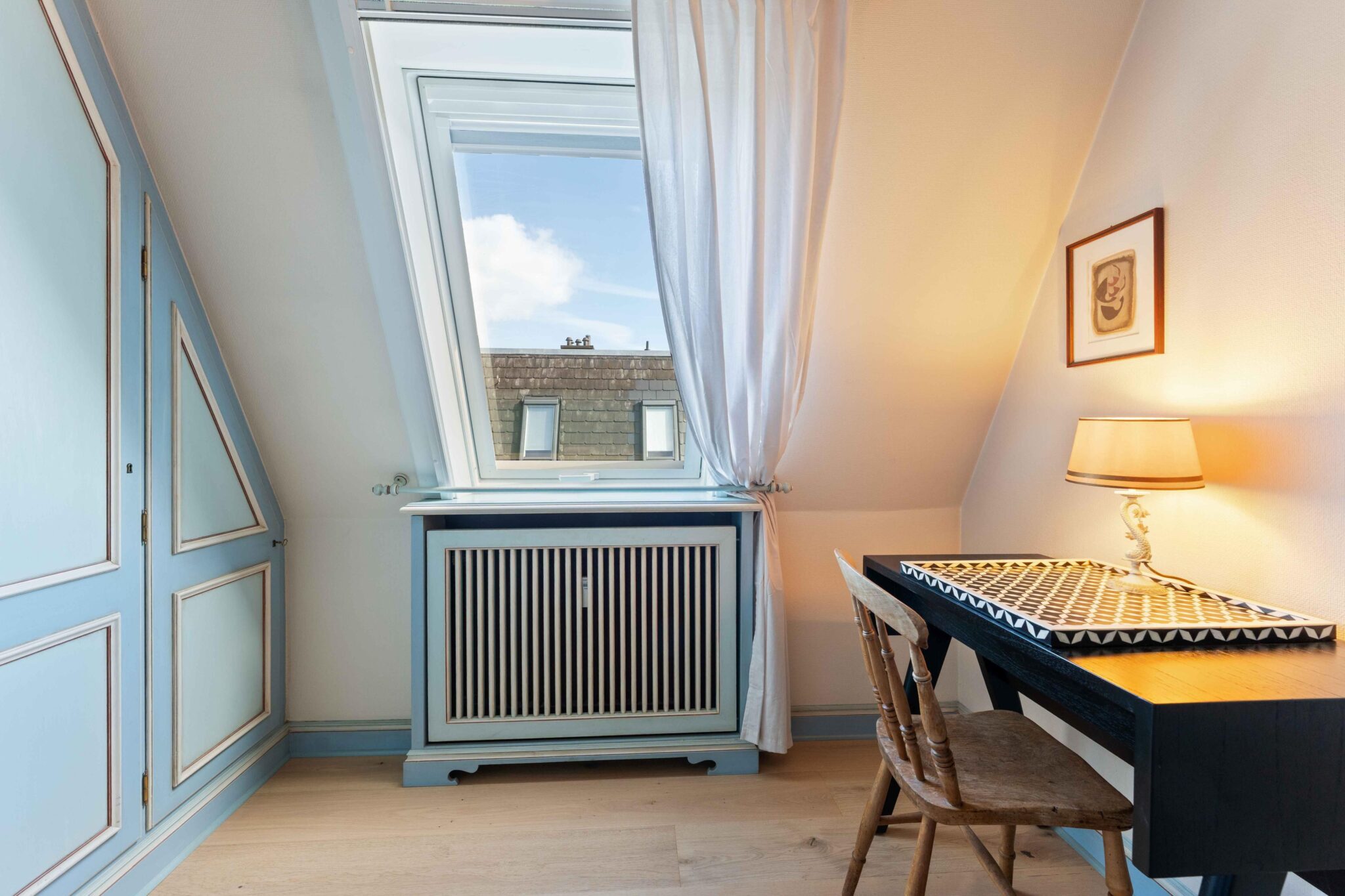 Schlafzimmer mit kleine Tisch